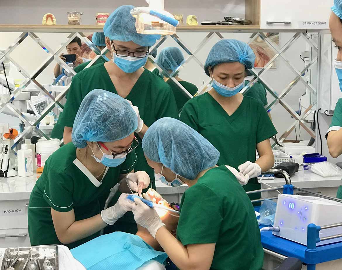 Các bác sĩ tại nha khoa Việt Plus đang tiến hành phẫu thuật nhổ răng khôn