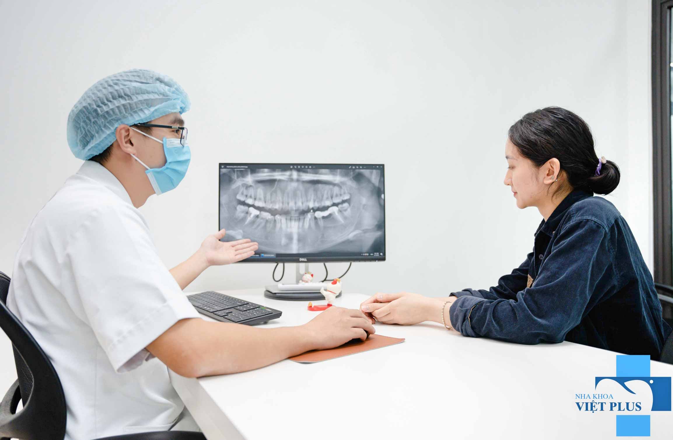 Tư vấn cho khách hàng cách chăm sóc răng miệng