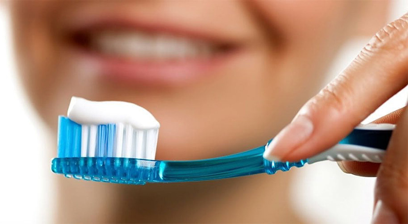 Cần chải răng &iacute;t nhất 2 lần mỗi ng&agrave;y để đảm bảo răng implant v&agrave; răng thật của bạn bền đẹp v&agrave; khỏe mạnh