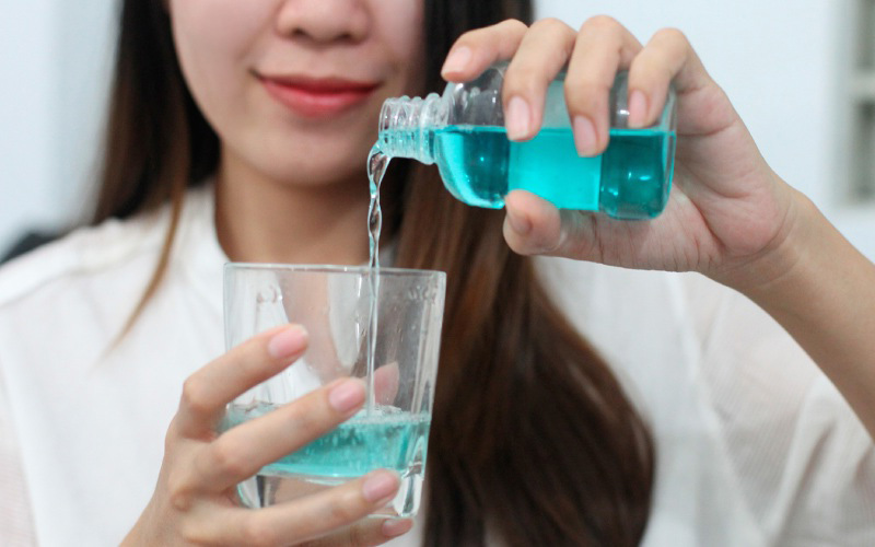 Sử dụng nước s&uacute;c miệng gi&uacute;p loại bỏ bớt vi khuẩn