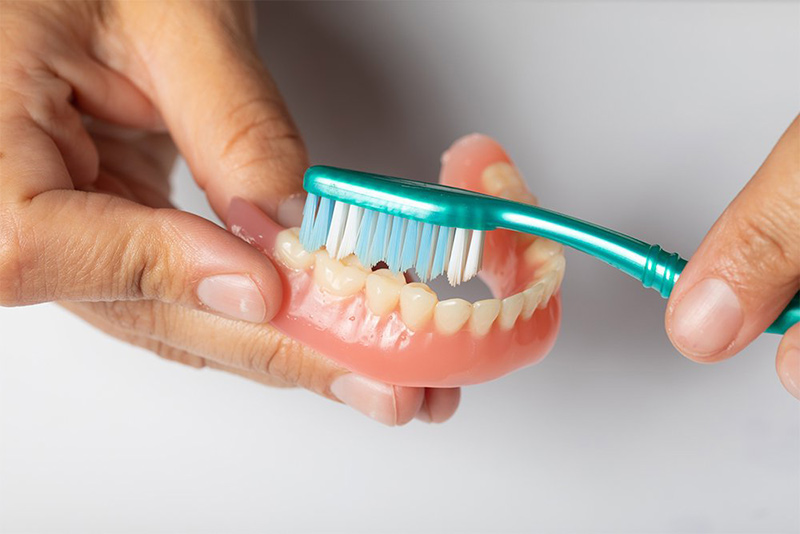Vệ sinh răng giả th&aacute;o lắp