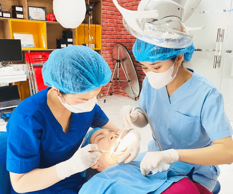 Nhổ răng khôn mọc lệch như thế nào ? Quy trình và chi phí 4 z5604735680722 f456d0e0ee0facb4659f386b4015c0de 1