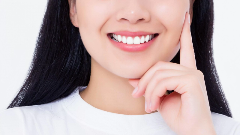 Bọc răng sứ bị thâm lợi - Nguyên nhân và cách xử lý hiệu quả 4 Mau rang su Nha Khoa Kim scaled 1